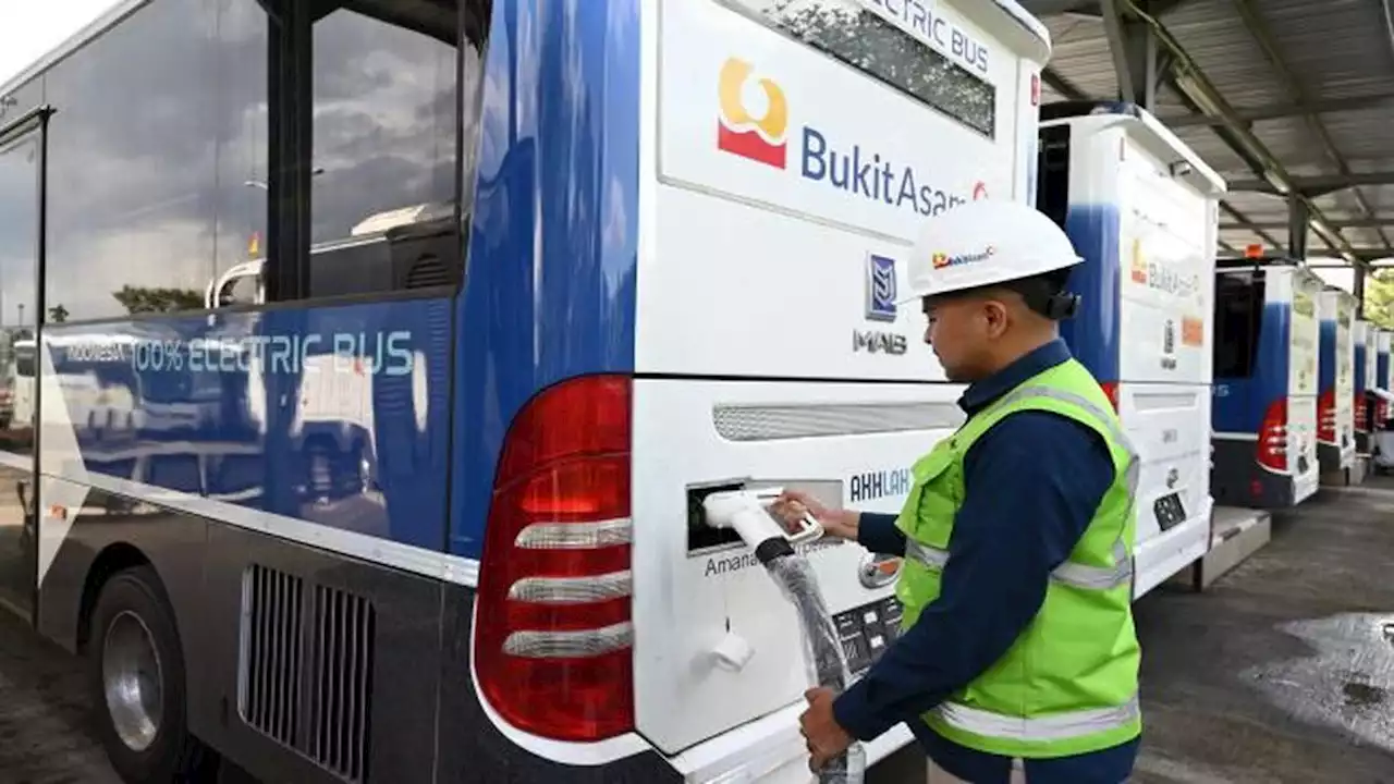 Bukit Asam Operasikan Hybrid Dump Truck hingga Bus Listrik