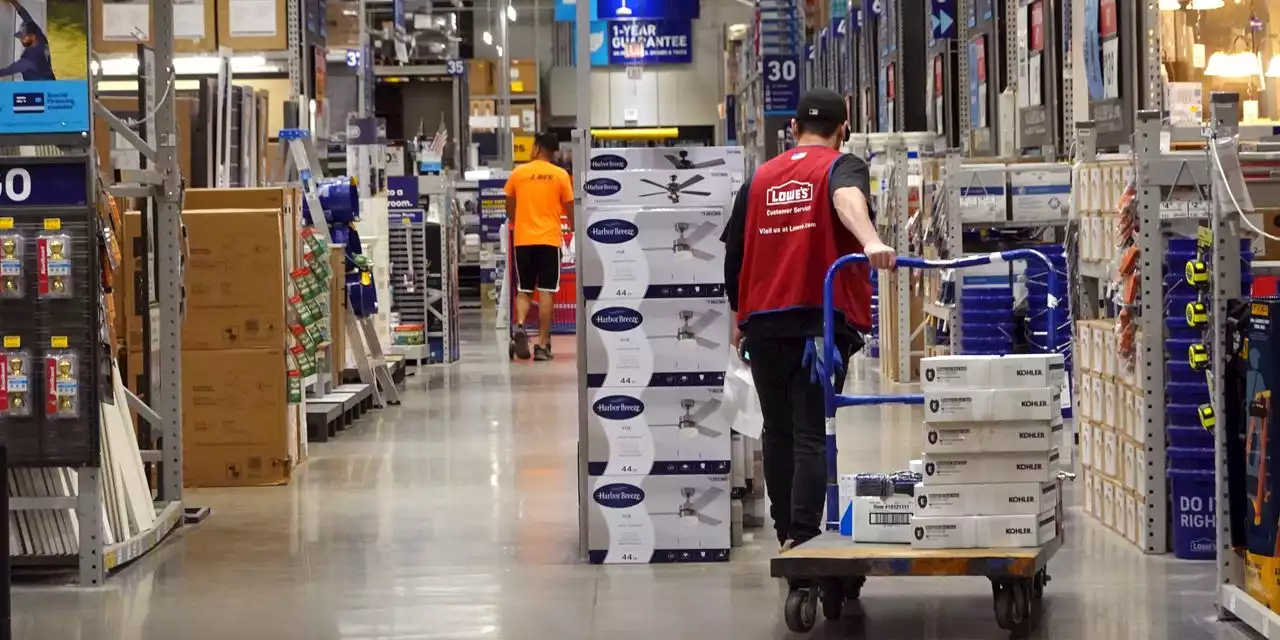 Lowe’s Is Courting Contractors. Buy It Now.