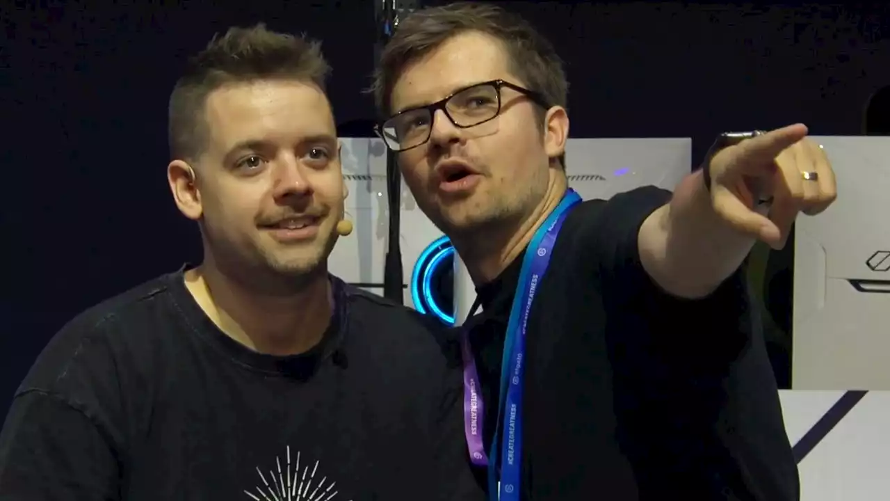 Streamer lenken Fan auf der gamescom mit einem gemeinsamen Foto ab, damit seine Partnerin einen Heiratsantrag vorbereiten kann