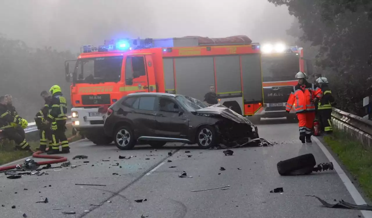 Trümmerfeld im Norden: Kipplaster stürzt in den Graben, Autos zerstört