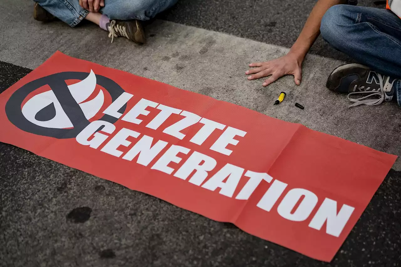 Gruppe Letzte Generation blockiert Verkehr in München