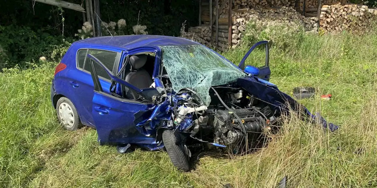 Frontalkollision in Rüdlingen SH: Autofahrer ins Spital geflogen