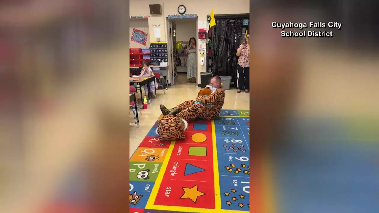 Ohio soldier surprises son as school mascot on first day of school