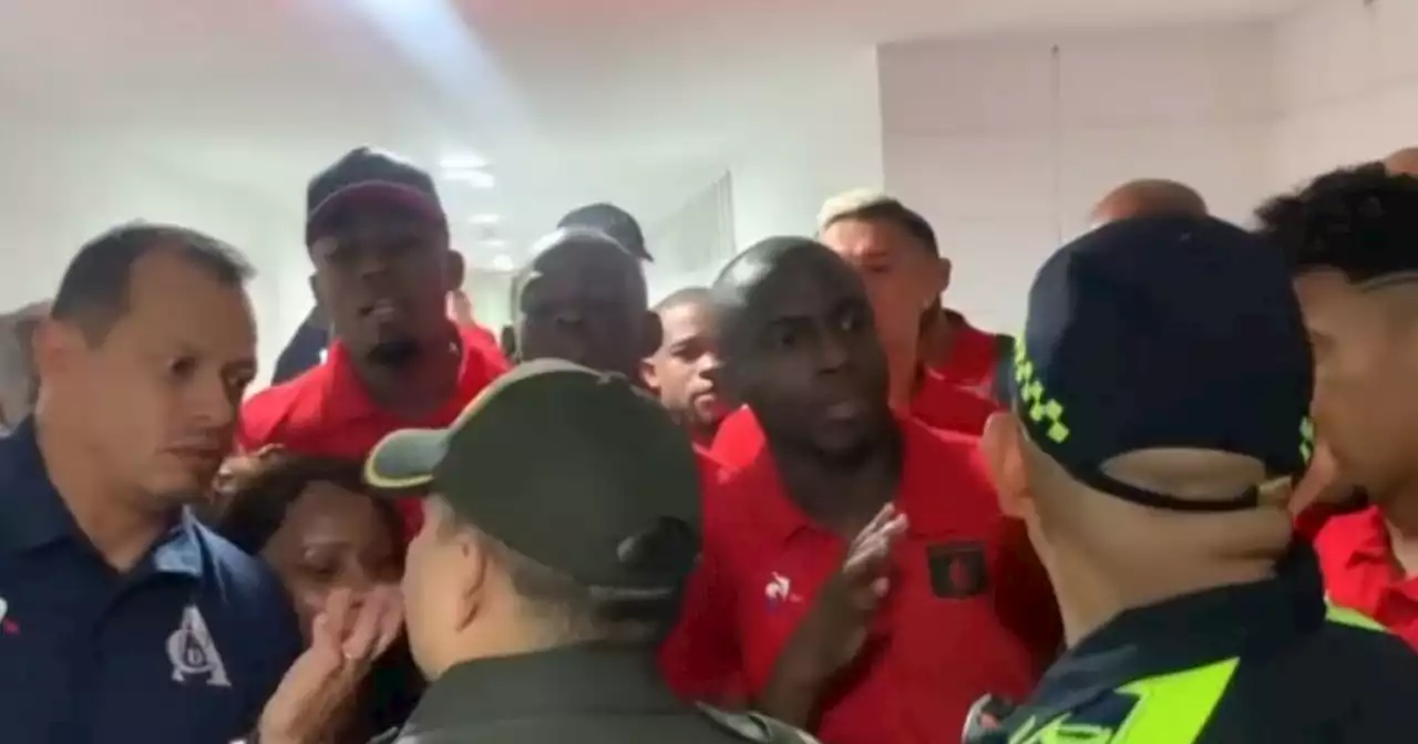 Así fue la pelea entre jugadores del América y policías en Barranquilla: ¿Habrá castigos?