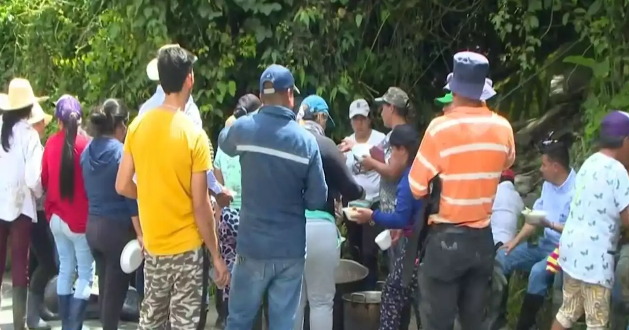 Habitantes de Pajarito construyen vía improvisada al lado del colapsado puente Los Grillos