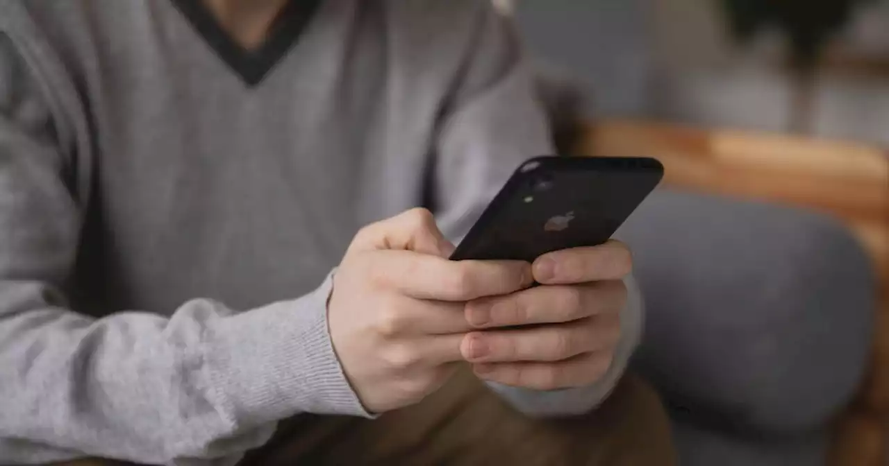 Ladrón le robó el celular a un hombre, descubrió fotografías de niños abusados y lo denunció