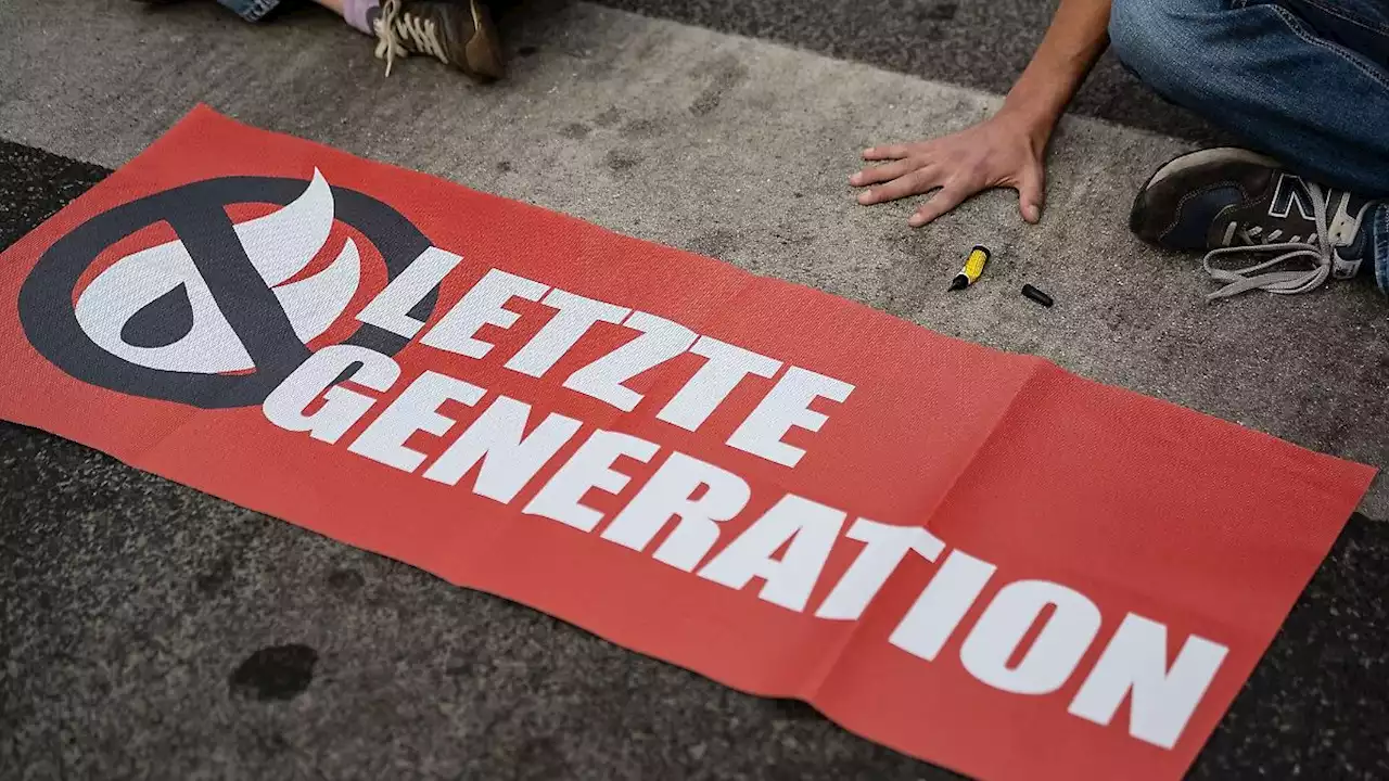 Gruppe Letzte Generation blockiert Verkehr in München