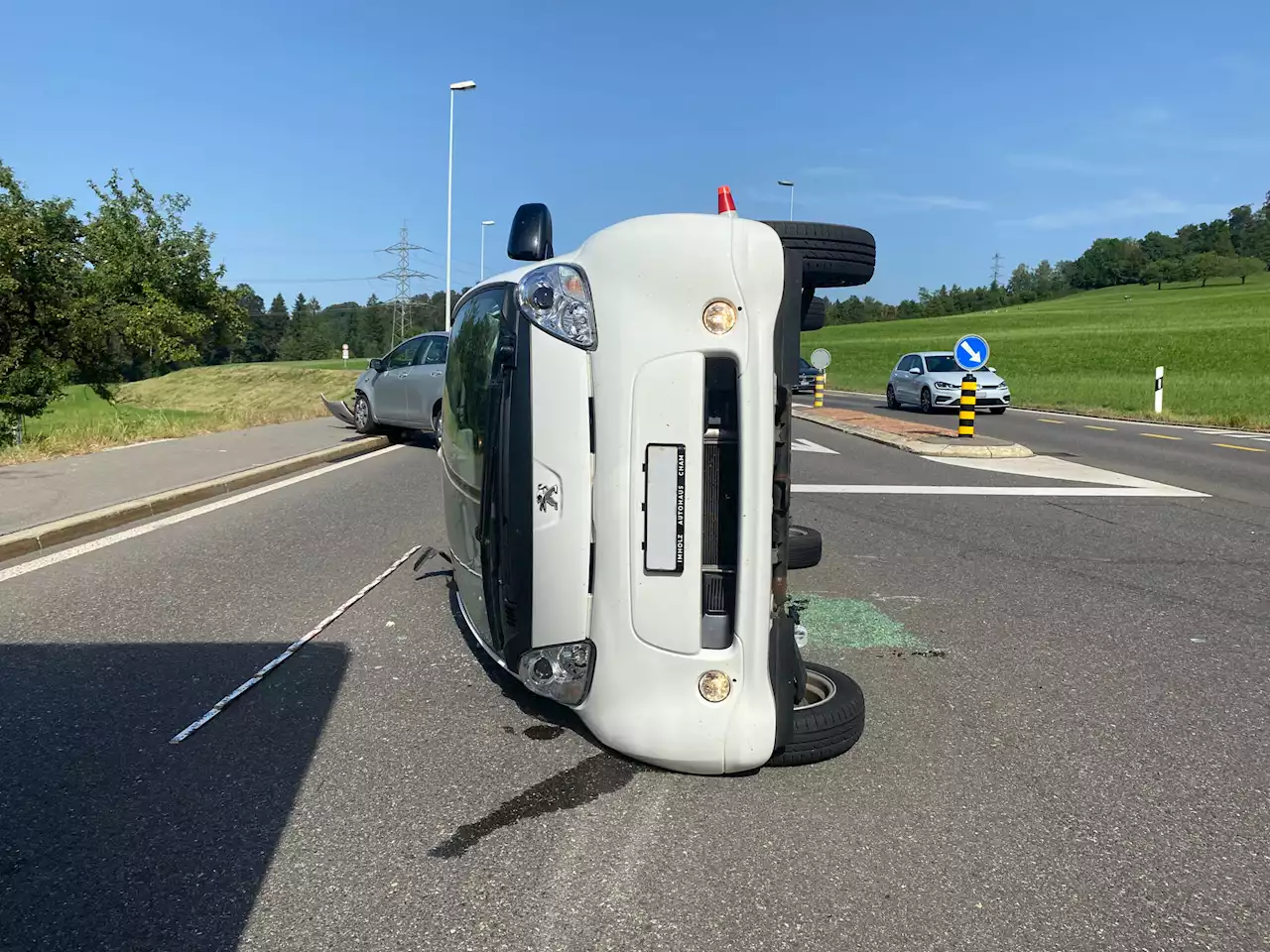 Baar ZG: Zusammenprall endet in Seitenlage – zwei Personen verletzt