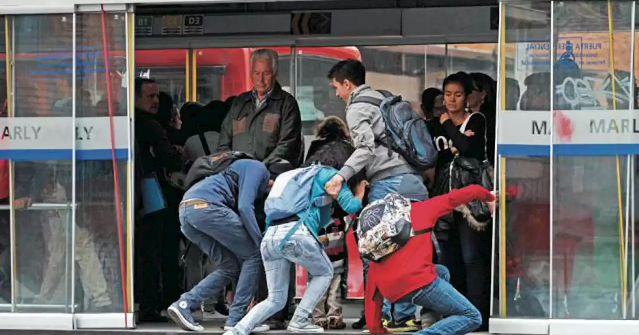 TransMilenio recurrió a resbalosas barreras para evitar a ‘colados saltarines’, cuando el bus está estacionado