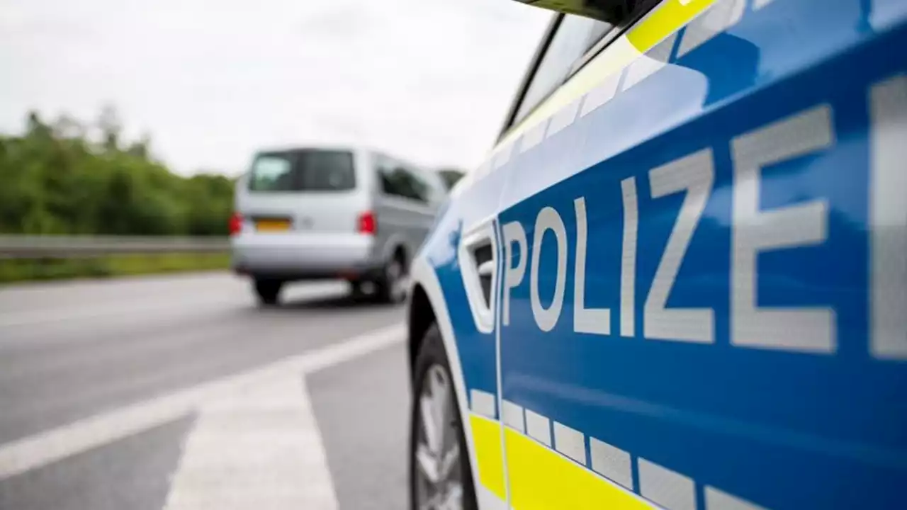 Kokstaxi-Fahrer flieht vor Polizei und rammt Autos