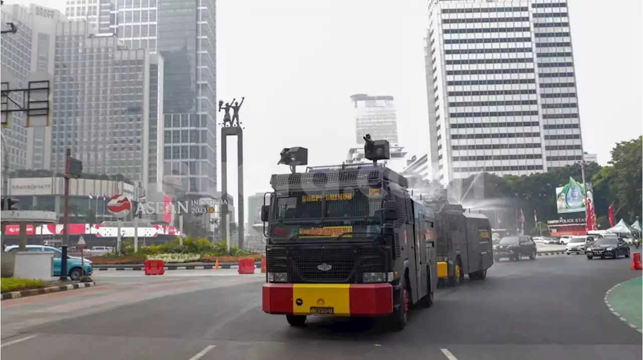 Polda Metro Jaya Semprot Jalanan Demi Kurangi Polusi Jakarta, Dokter Paru: Tak Efektif!