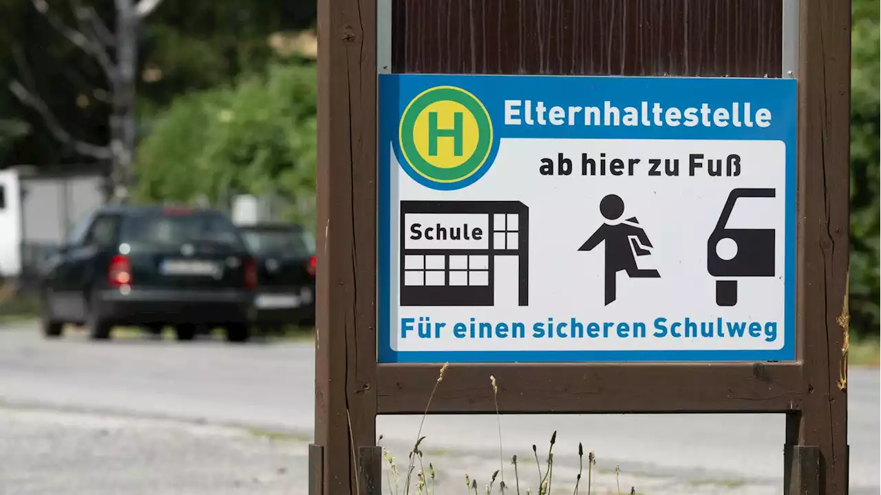 ADFC fordert Schulstraßen in Berlin: Mit dem Elterntaxi zur Schule