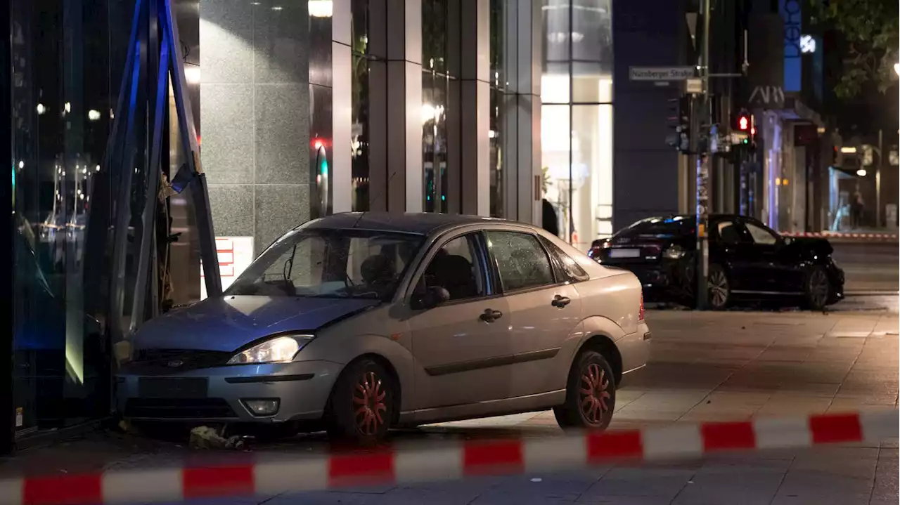 Zusammenstoß in Berlin-Charlottenburg: Fünf Verletzte bei Autounfall an der Tauentzienstraße