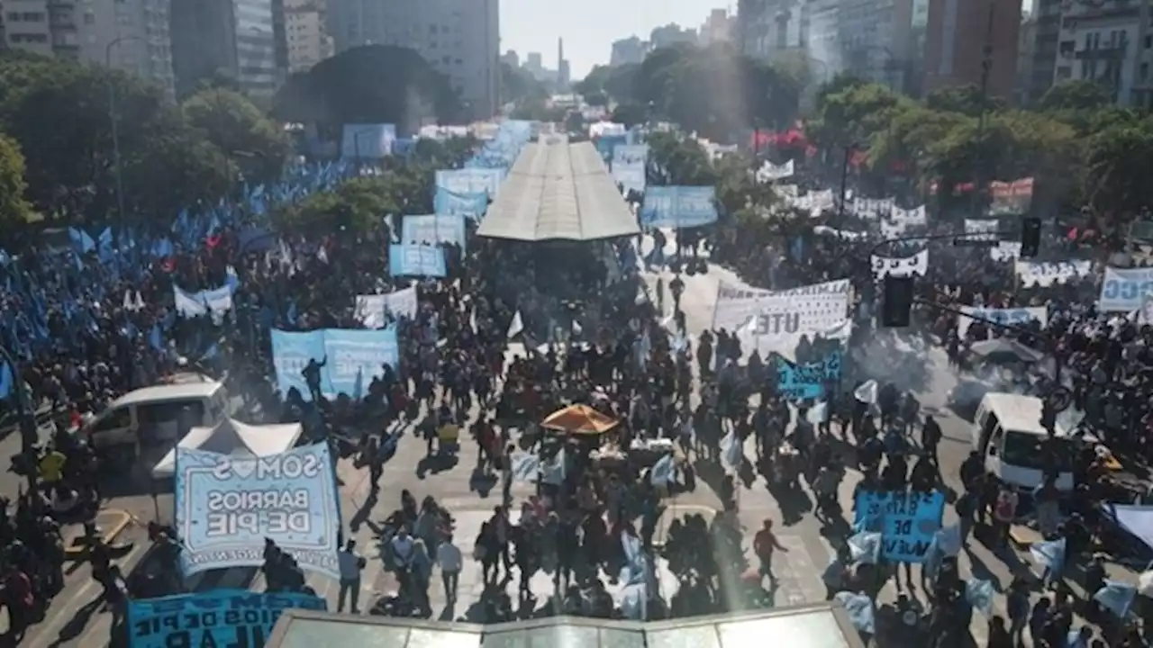 Piqueteros protestan en todo el país para pedir asistencia a los comedores