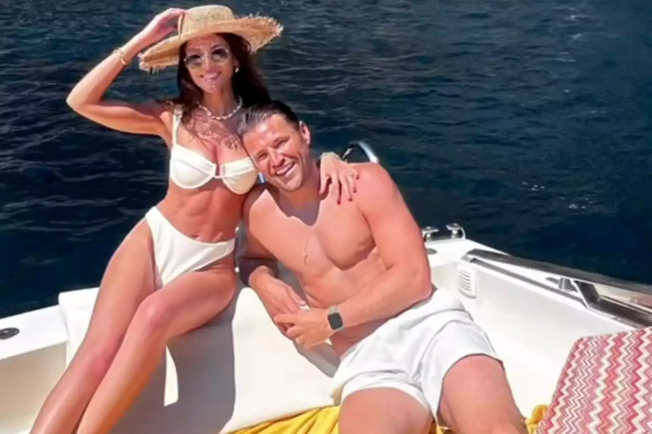 Michelle Keegan shows off her abs in bikini on Italy trip with Mark Wright