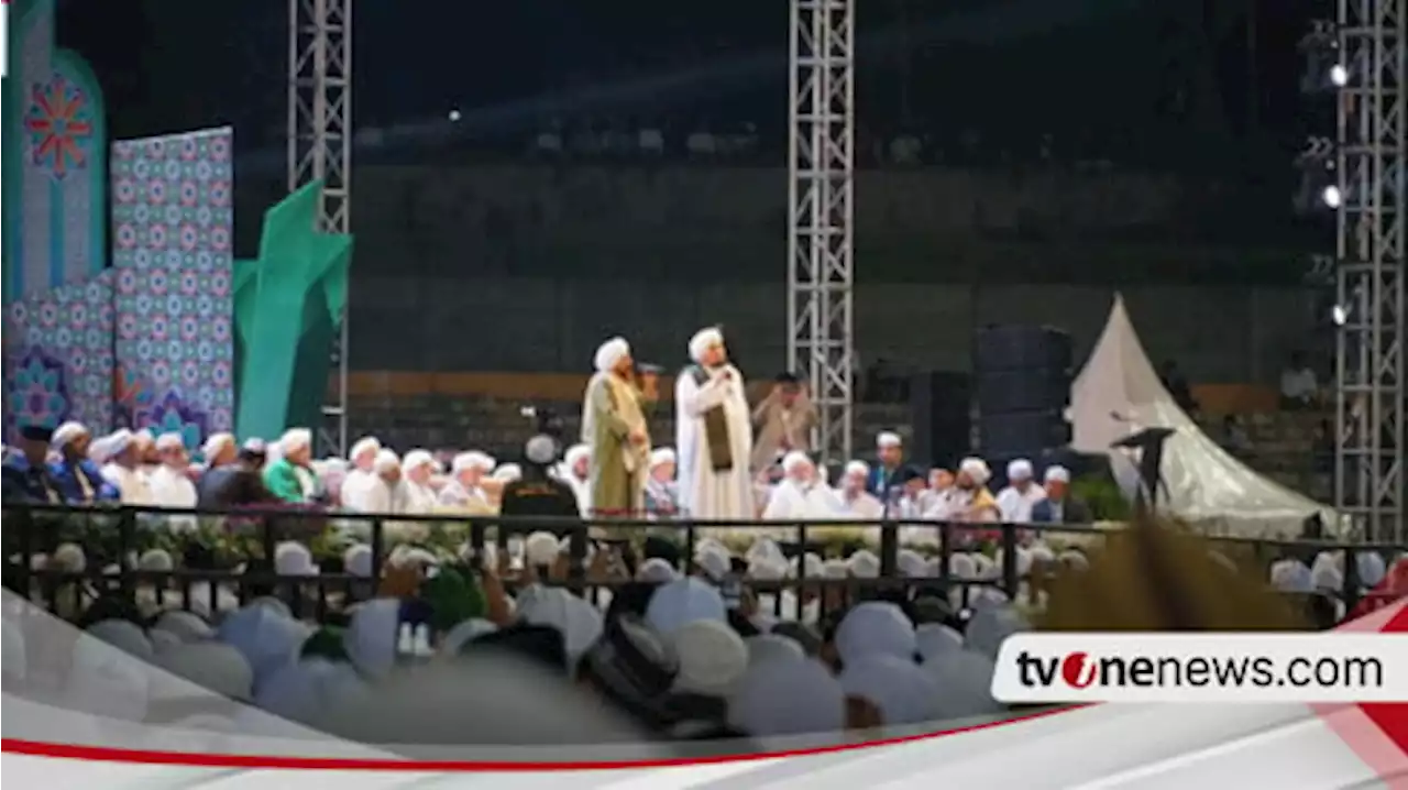 Ceramah Menyejukkan Habib Umar Bin Hafidz di Gresik Getarkan Hati Puluhan Ribu Jemaah yang Hadir