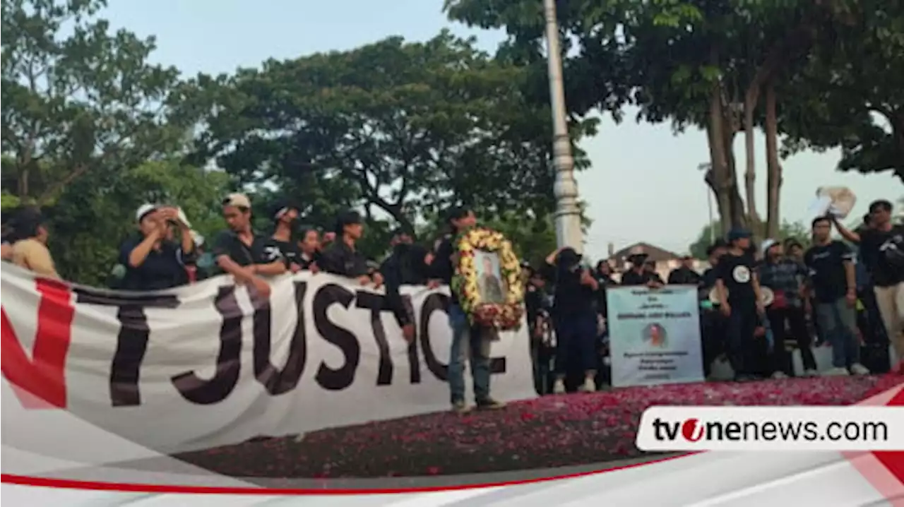 Ratusan Orang Gelar Aksi di Depan Polda Jateng, Ingatkan Kasus Pembunuhan Iwan Boedi Belum Terungkap