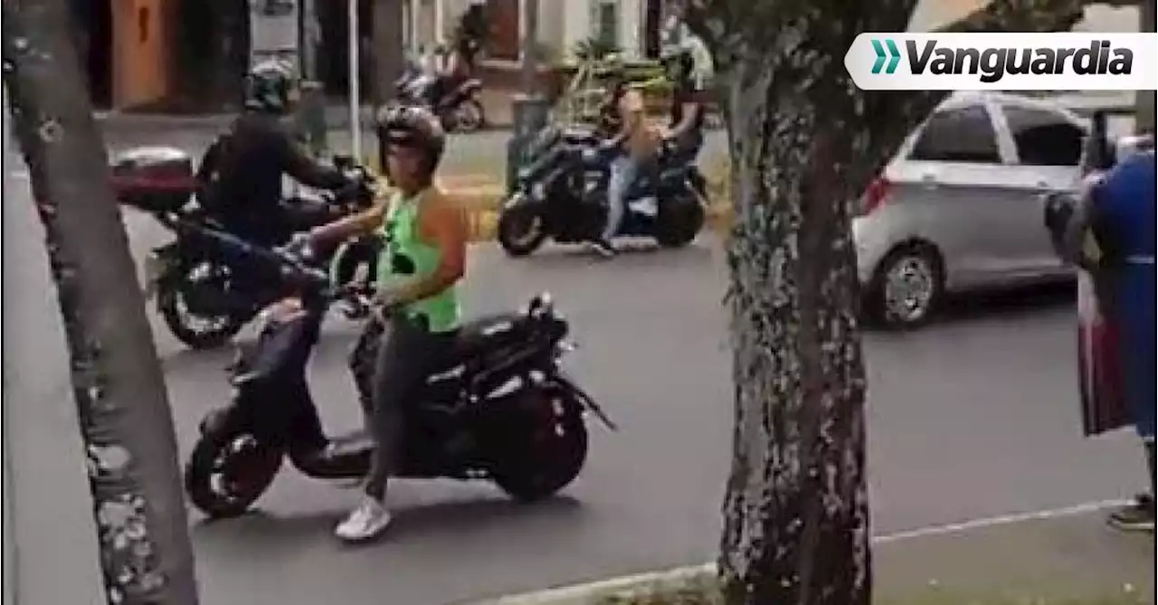 En contravía y arriesgando su vida, así escapan motociclistas de un retén de Tránsito en Bucaramanga