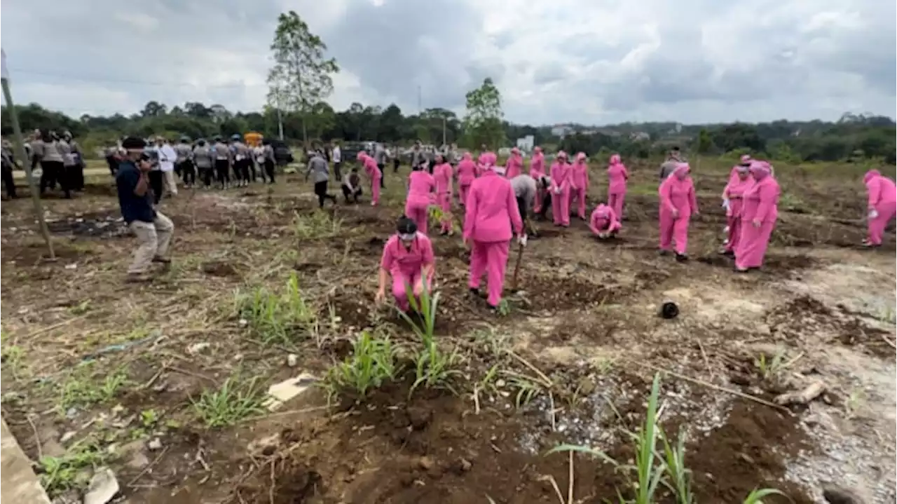 Perangi Deforestasi, Polres Kubar Bangun Kampung Durian