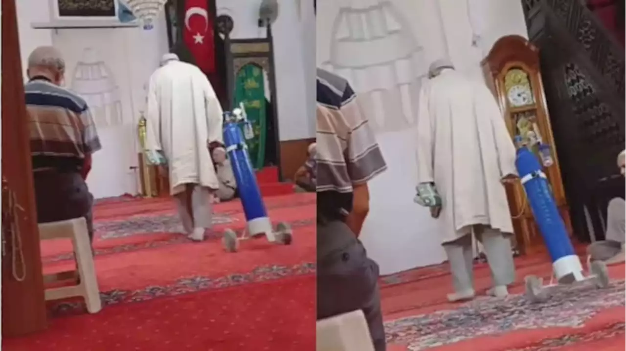 Viral, Seorang Lansia Sholat di Masjid dengan Membawa Oksigen