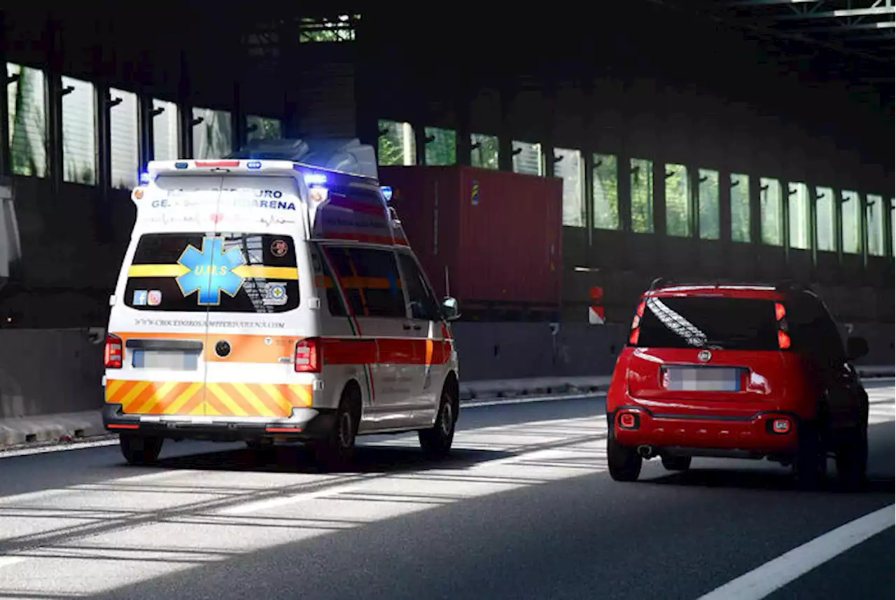 Scontro tra una corriera e un tir sull'A4, ci sono morti e feriti - Notizie