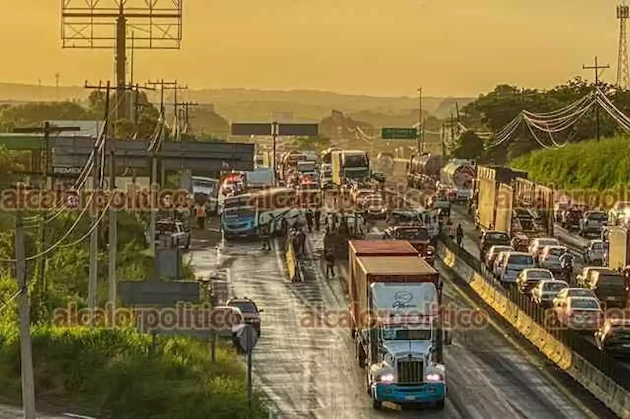 Camión de carga impacta autobús urbano y patrulla de la Marina, en Veracruz