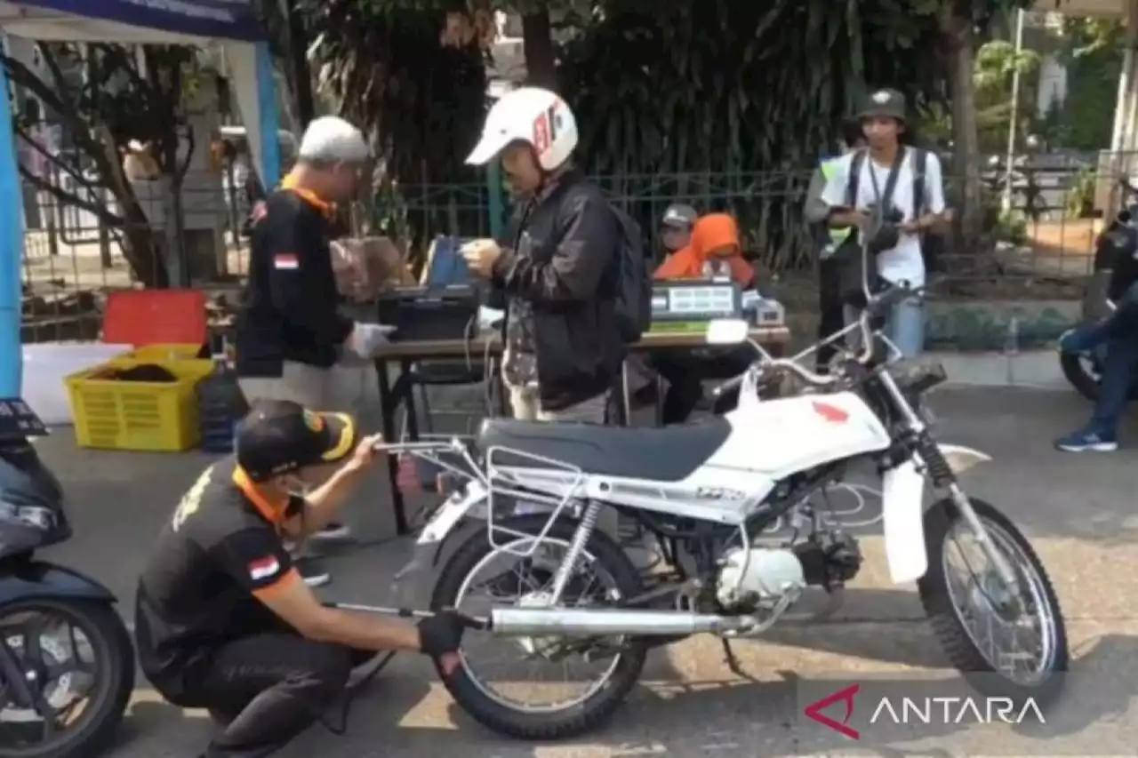 Jakarta Selatan razia 94 kendaraan bermotor untuk uji emisi di Blok M