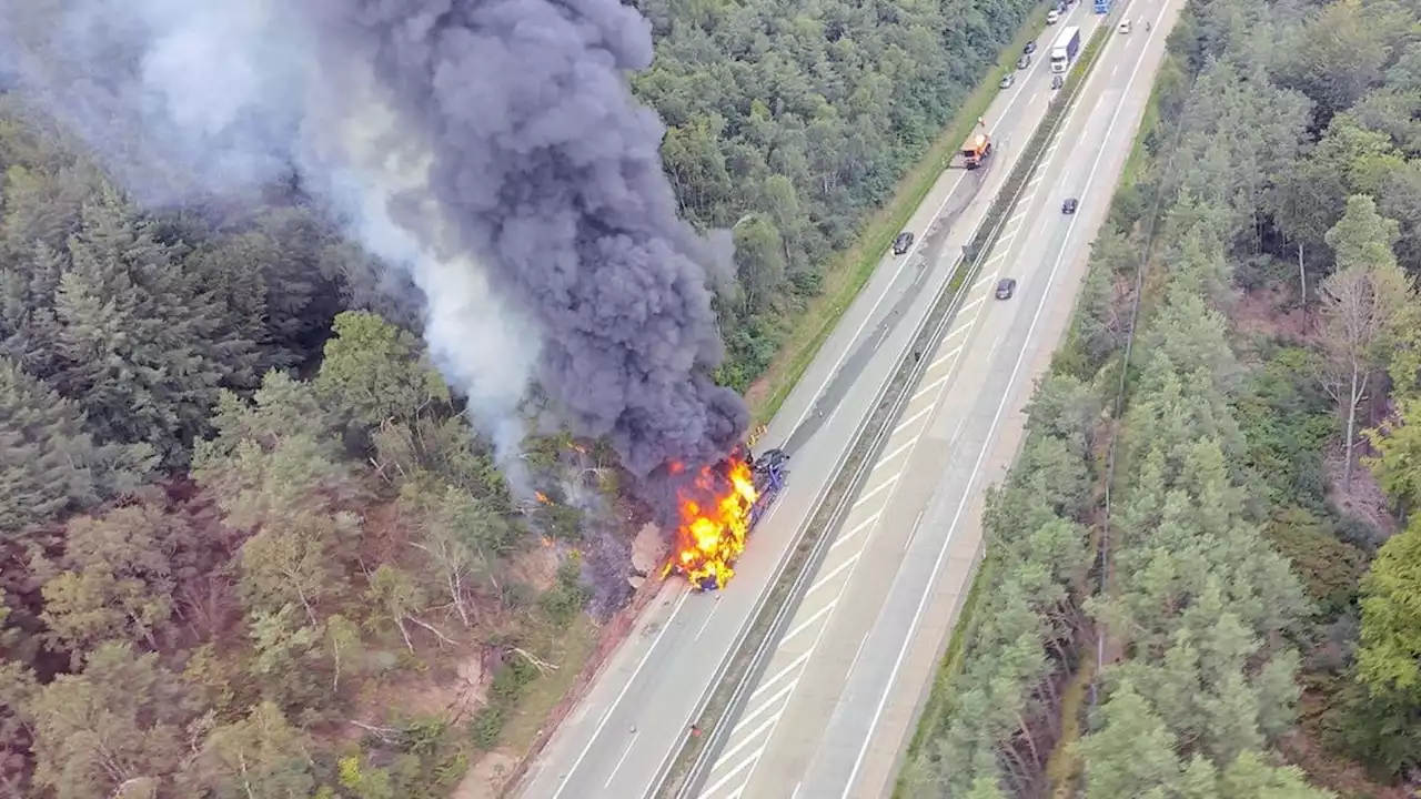 Feuer-Alarm auf A6, 7 Autos futsch: Hier verkohlt ein Autotransporter