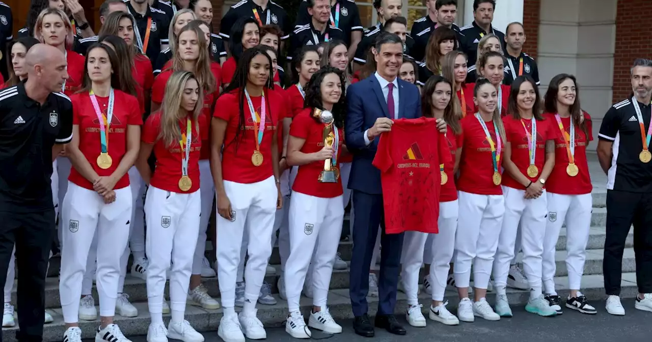 Jugadoras de la selección española rechazan afirmaciones de Rubiales y rodean a Jenni Hermoso