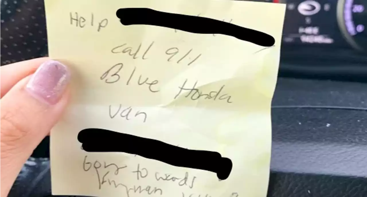 '¡Ayuda!' Rescatan a mujer en EU, después de que le pasó una nota a un cliente en una gasolinera