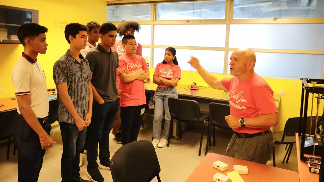 Estudiantes de USA brindan taller de robótica a bachilleres de Barranquilla