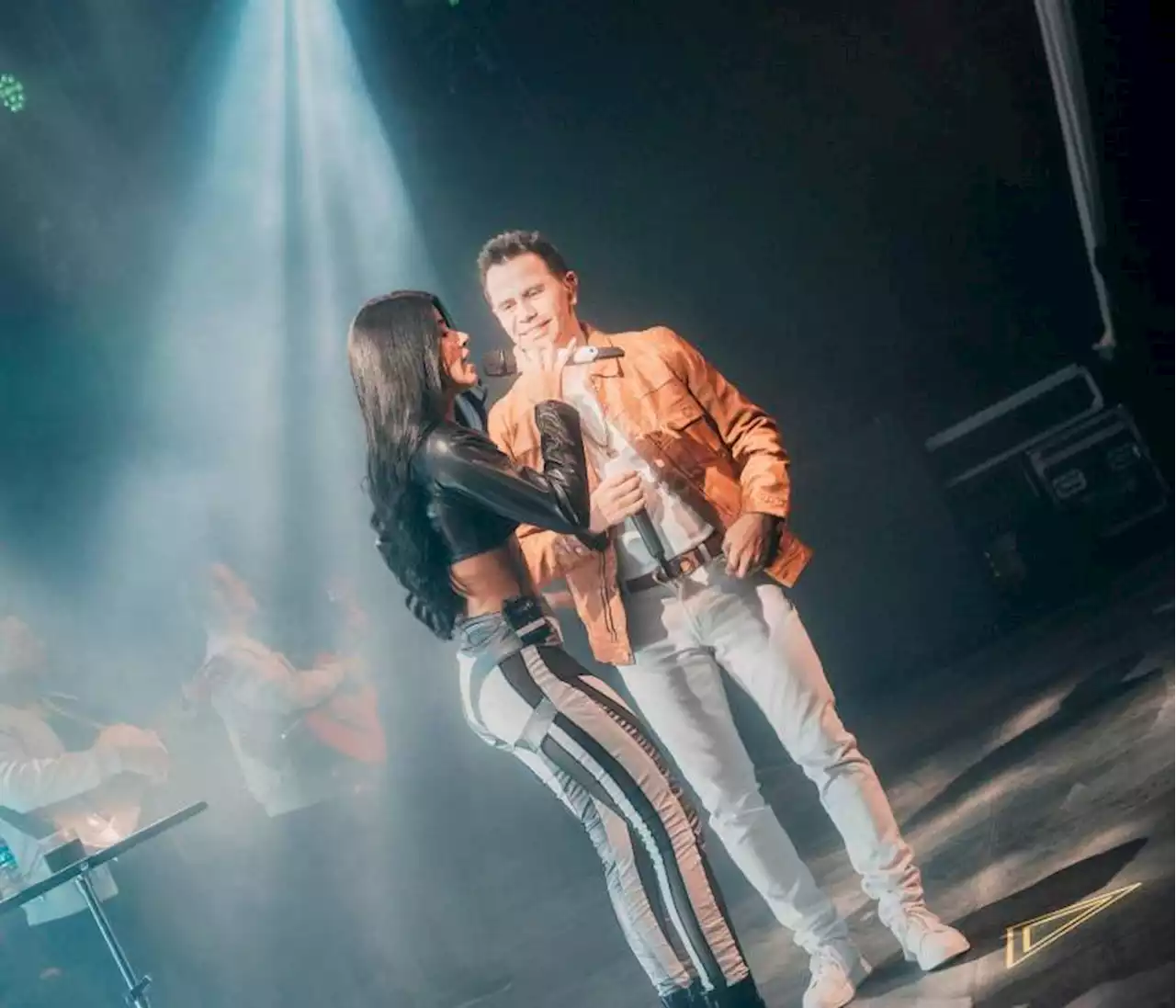 “No hay química”: critican video del beso entre Jhonny Rivera y su novia