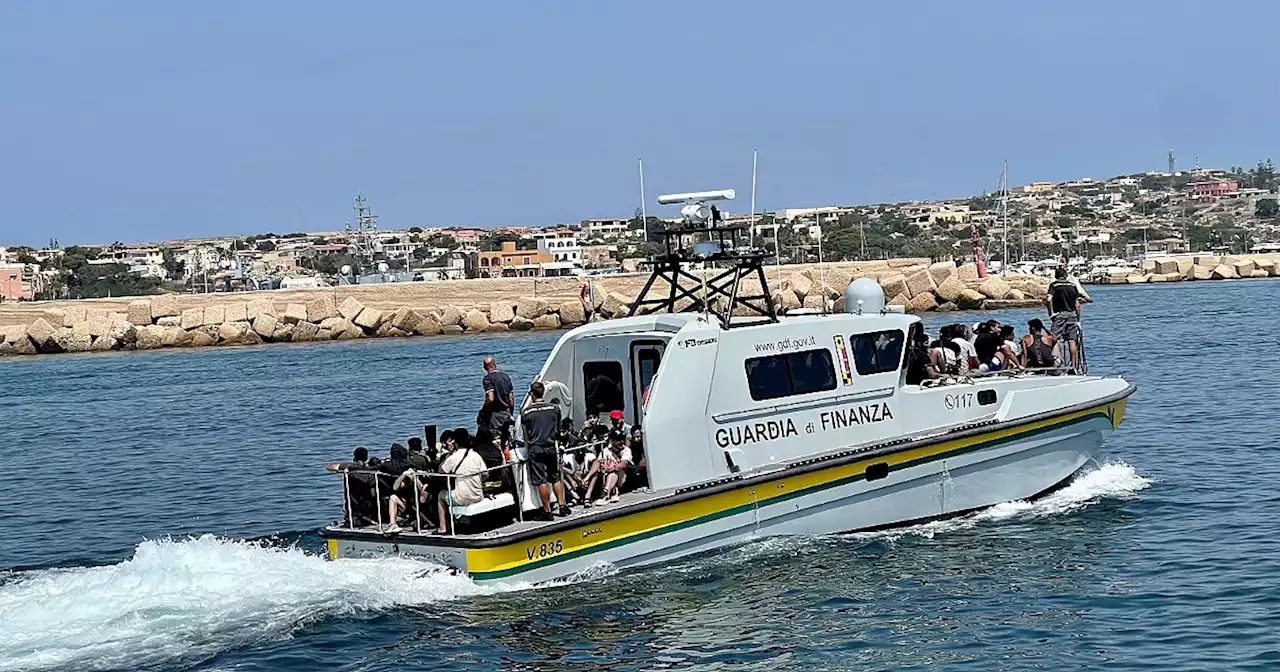 Record di sbarchi a Lampedusa, 45 in una sola notte: nell'hotspot ci sono 2882 migranti