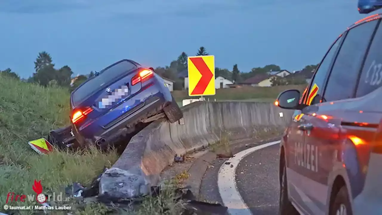 Oö: Abfahrmanöver gescheitert → Auto bei A1 in Eberstalzell hinter Betonleitschiene gelandet