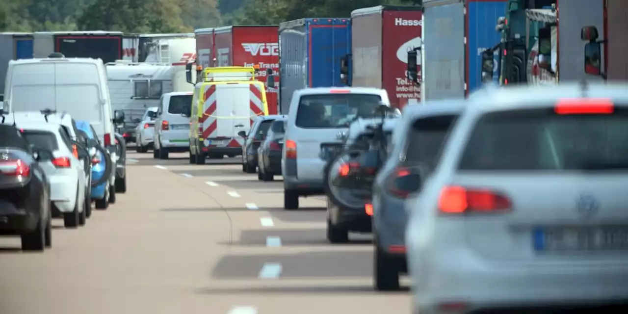 Betrunkener Fahrer brettert durch Rettungsgasse – seine Begründung ist skurril