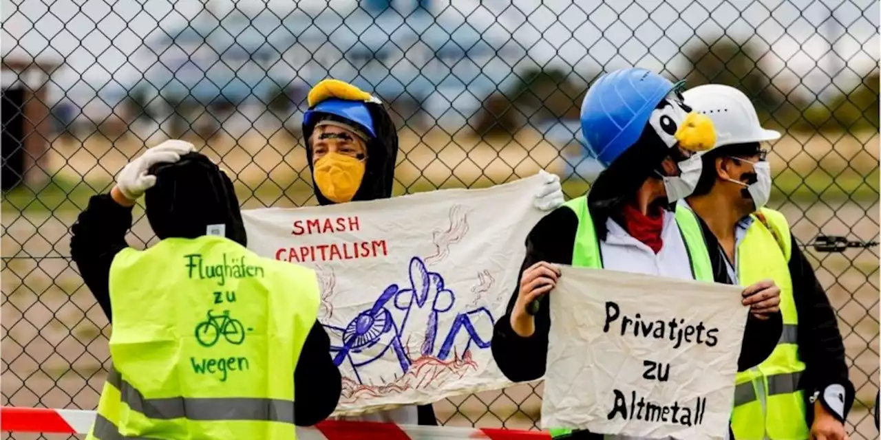 Klimaaktivisten in Pinguinkostümen stürmen Flughafen auf Sylt - und scheitern