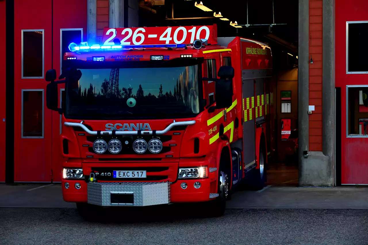 Grillkök längs E16 totalförstört i brand