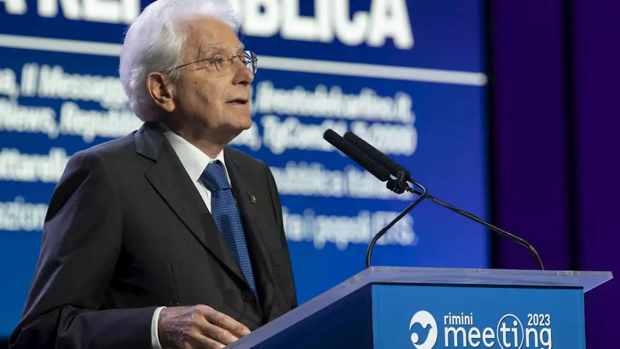 Mattarella contro l'uso distorto dei social: 'I giovani non rinuncino mai alle relazioni personali'