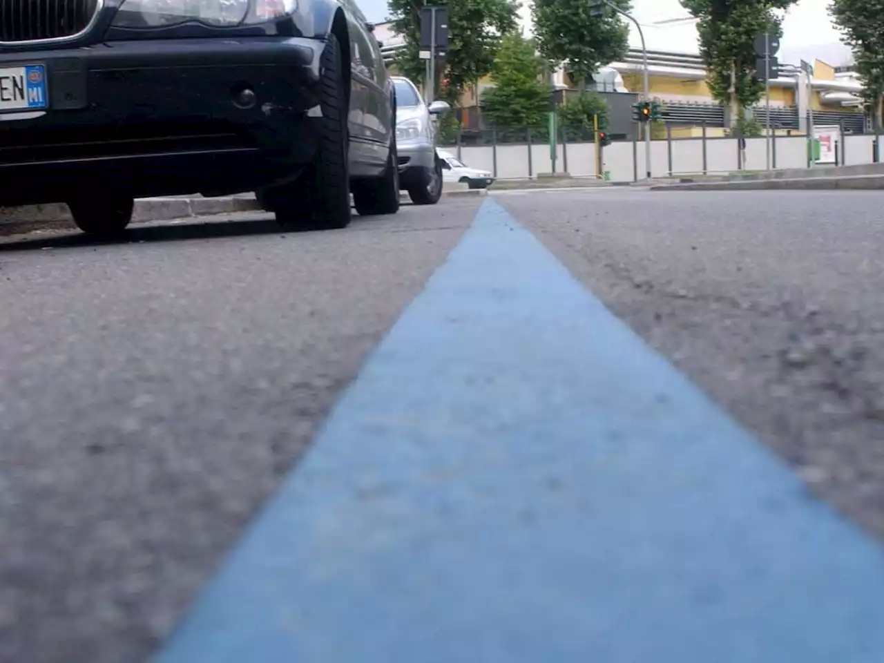 A Milano non si potrà più parcheggiare sulle strisce blu: ecco il nuovo limite a 2 ore