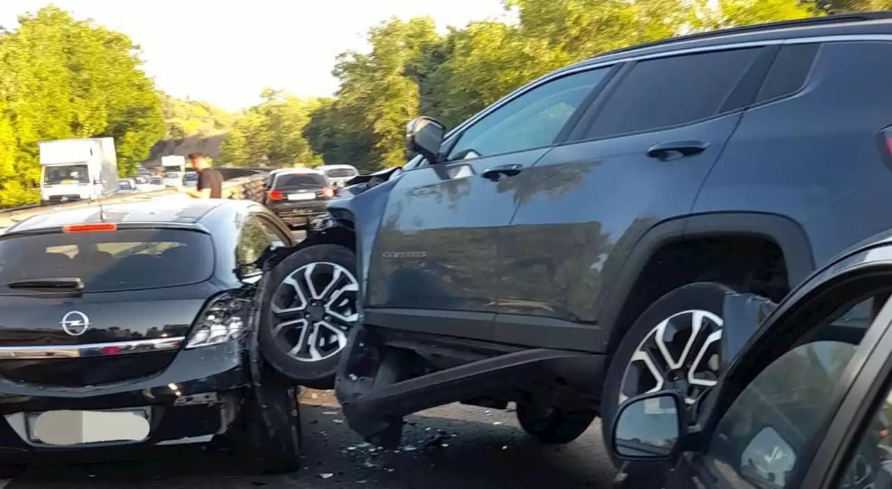 Scontro fra 5 auto sulla Pontina verso sud: strada chiusa