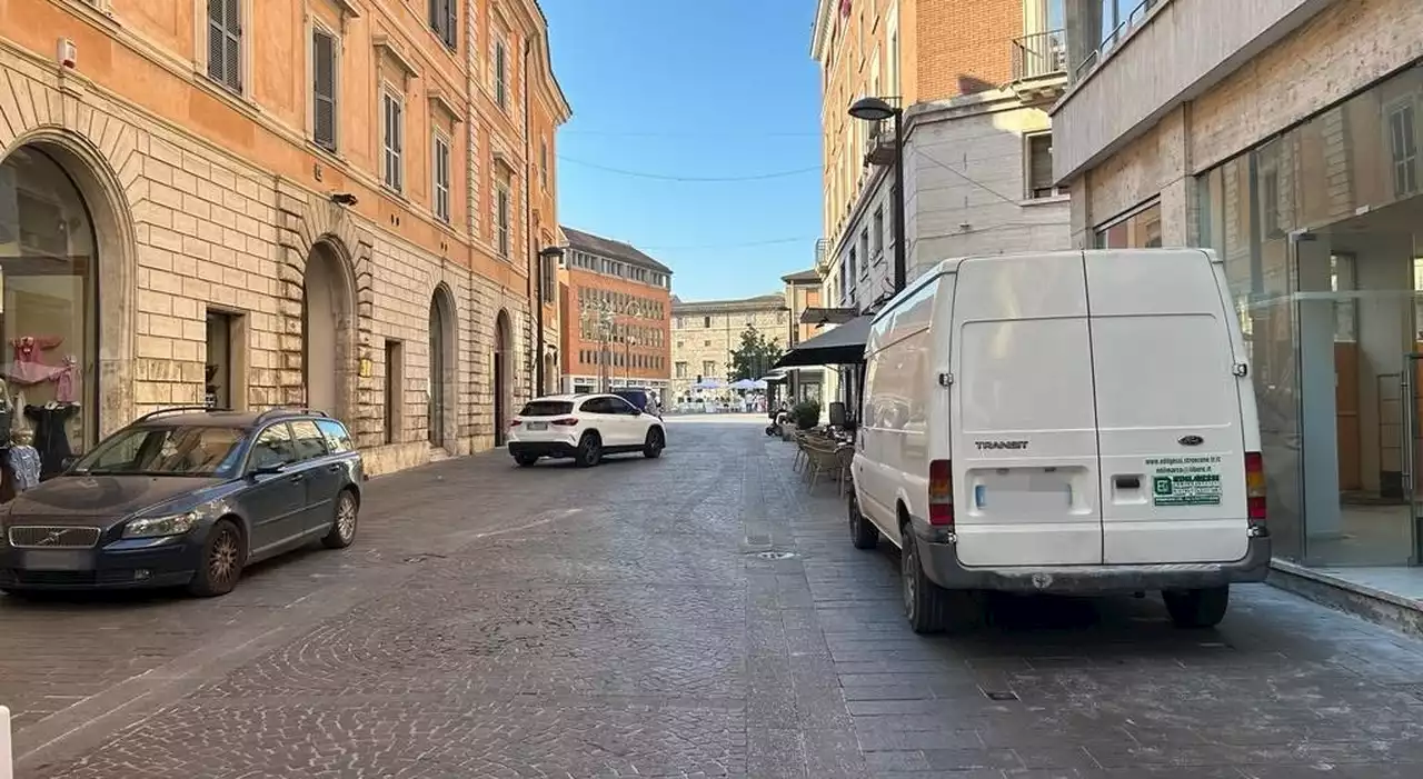 Terni, i saldi non tirano più. Menchise (Confcommercio): «Il centro sta morendo»