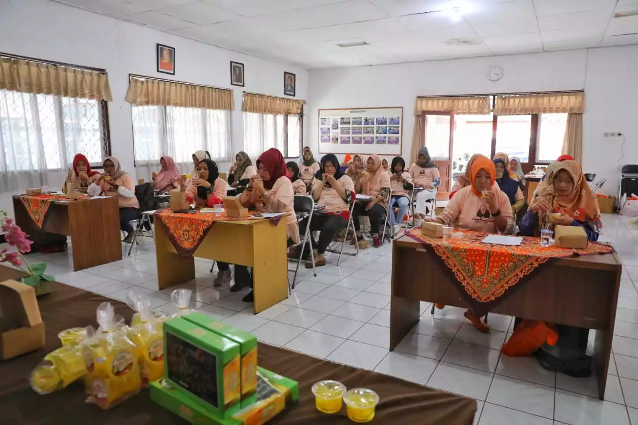 Mak Ganjar Ajarkan Ibu-Ibu di Wonosobo Cara Membuat Manisan Carica