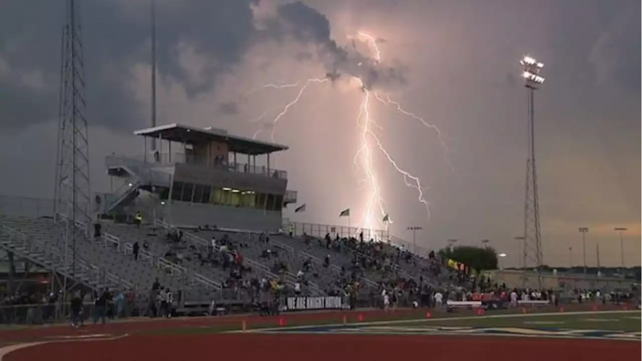 What are the rules if lightning occurs during a San Antonio high school outdoor sporting event?