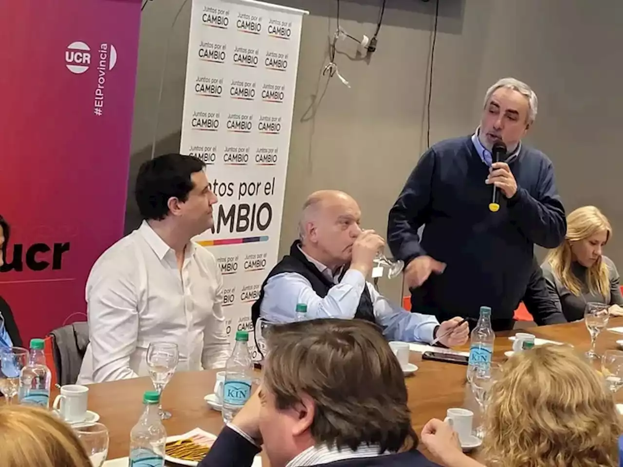 Con tironeos por el escrutinio final, Maximiliano Abad y Néstor Grindetti reunieron al radicalismo bonaerense para delinear los ejes de campaña