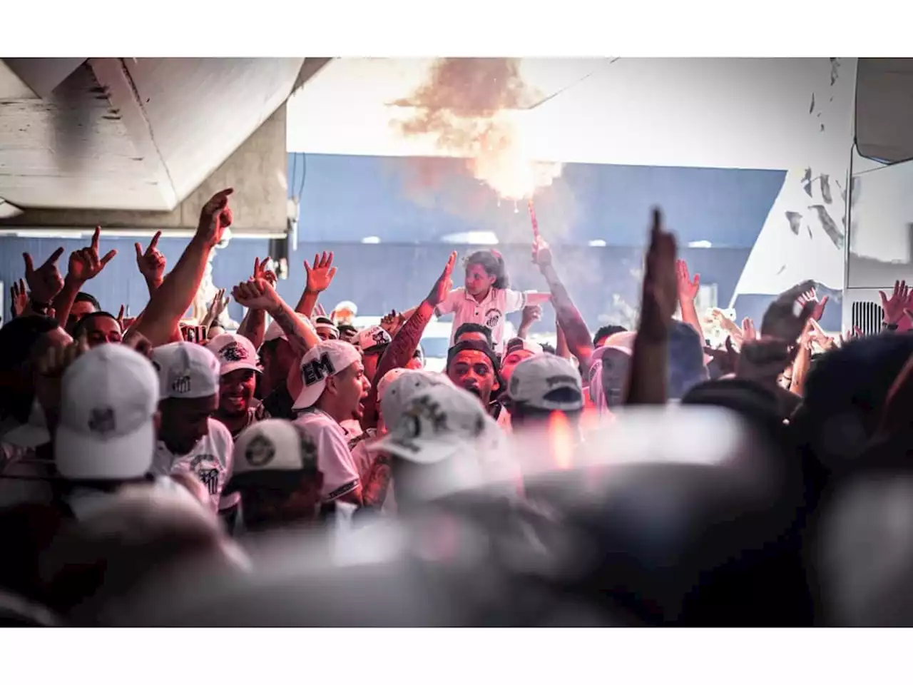 Torcida do Santos promete festa no aeroporto antes do jogo contra o Atlético-MG