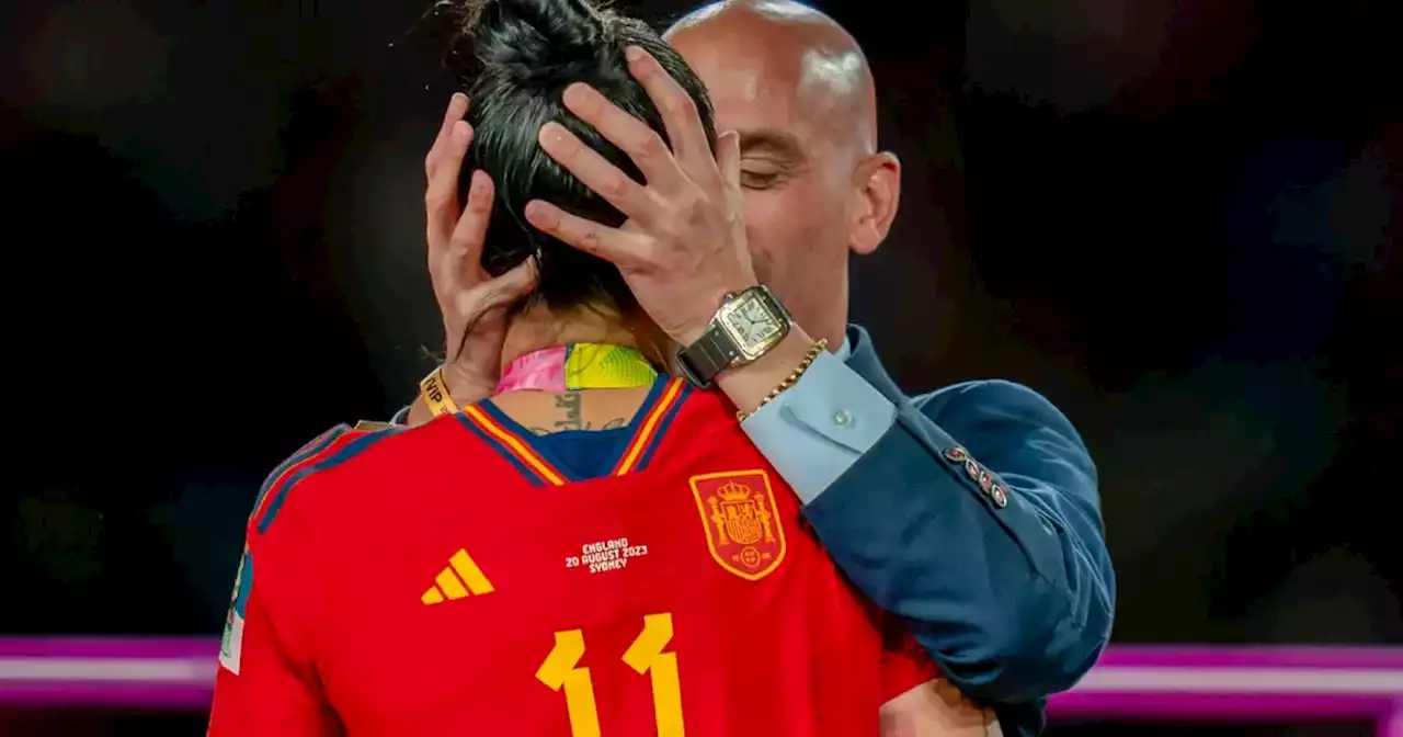 Rubiales no renunció a la RFEF, aseguró que el beso fue “consentido” y dijo ser una “víctima” | Fútbol