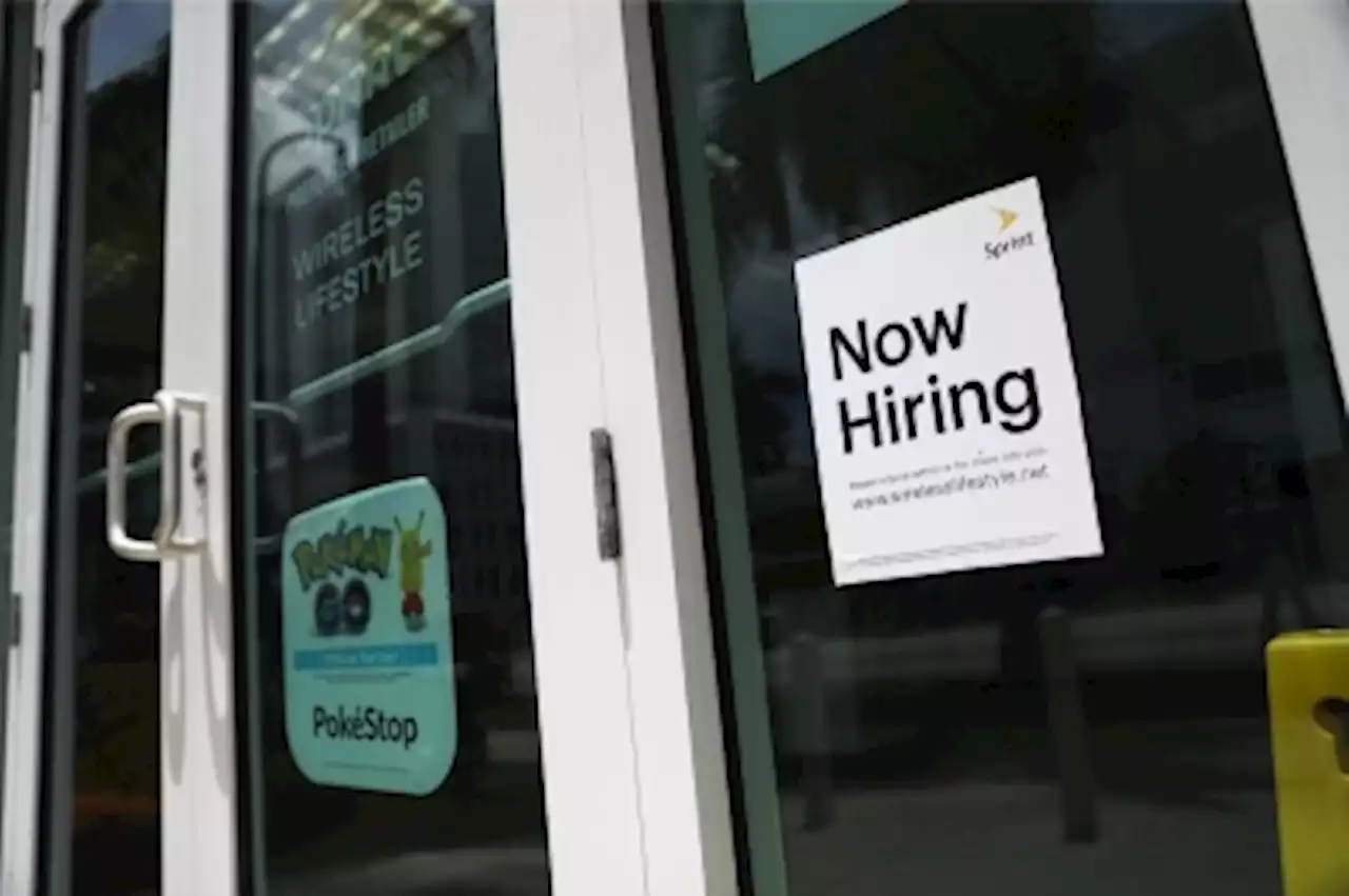 US jobless claims fall, core capital goods orders grow incrementally