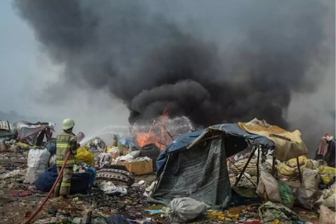 BNPB Lakukan Water Bombing Padamkan Api di TPA Sarimukti