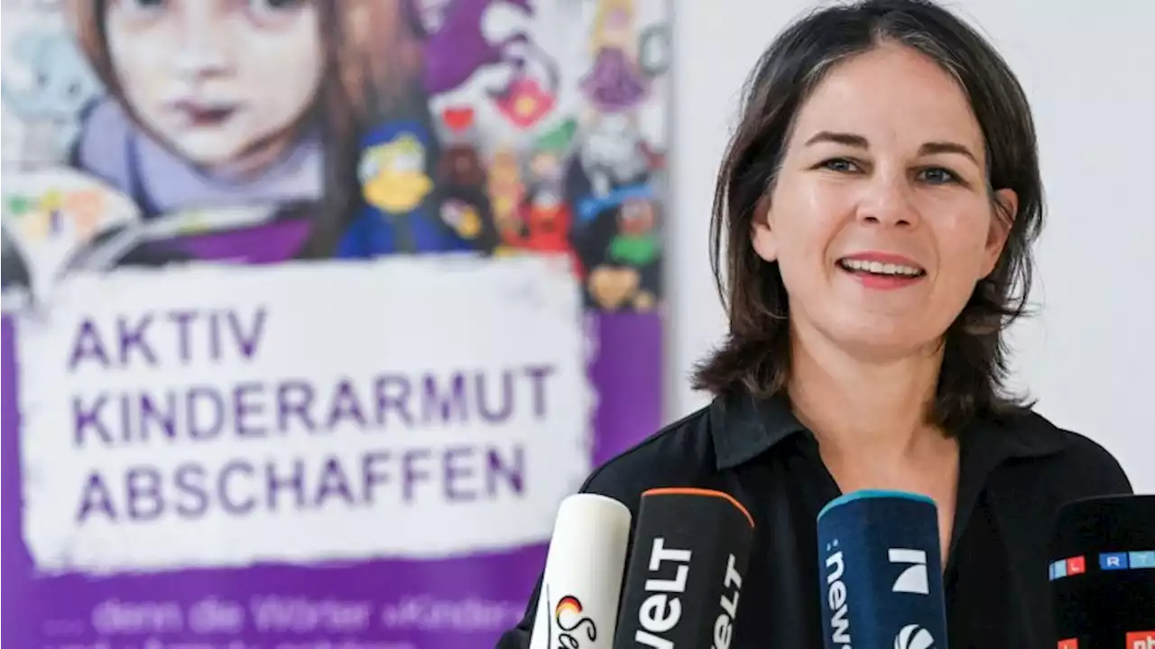 Außenministerin Baerbock übergibt gespendete Schulranzen