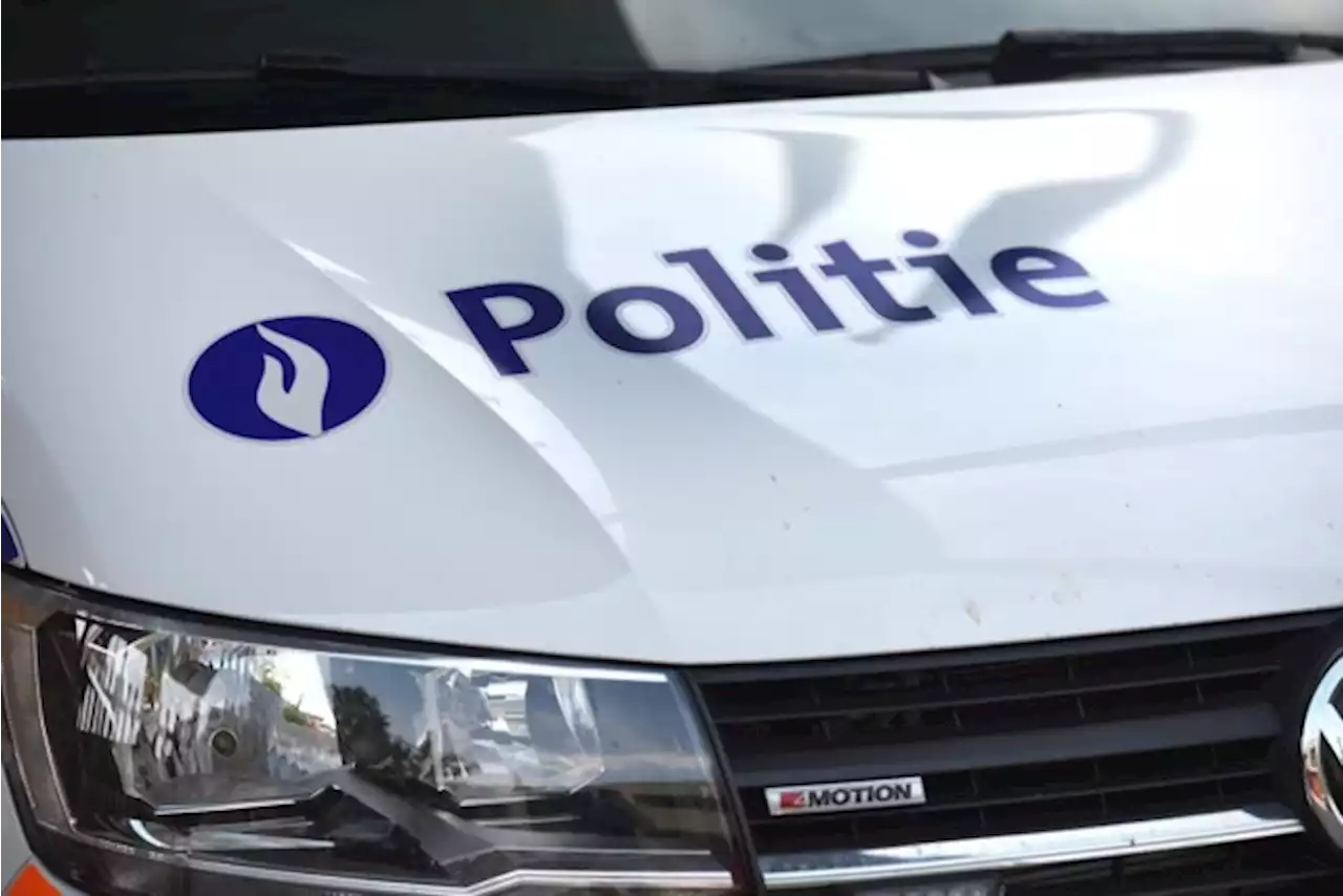 Zware hinder op E40 in Erpe-Mere: autobestuurder gekneld na botsing met vrachtwagen